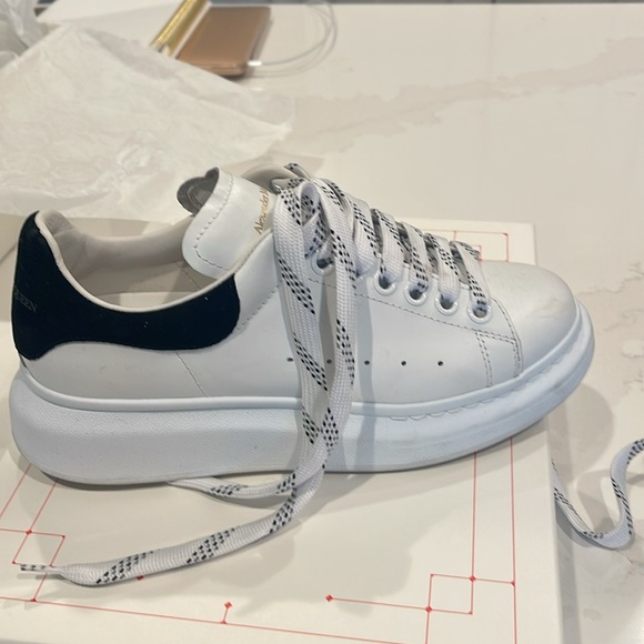 Alexander McQueen Larry Sneaker - Picture 5 of 10